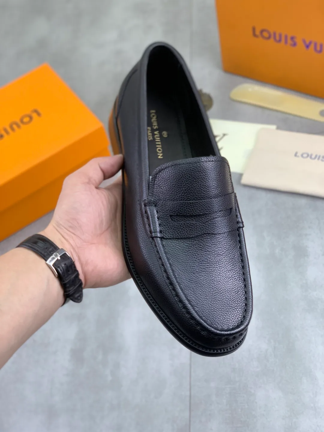 Men's men's shoes 💰P520 New style 💶[LOUIS VUITTON] Water-dyed Niuli Original order New style 🍀LV Louis Vuitton *——Top version of LV classic leather shoes! Made of imported original calfskin, original leather side strips and wear-resistant high-end rubber outsole! High quality products! Color: Black optional Size: 39-44 (45 customized)